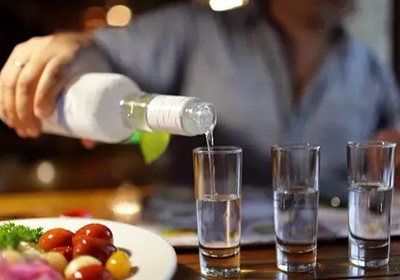 瀘州酒廠家告訴你:夏季適合喝什么酒?