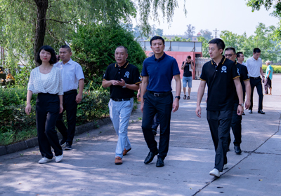 瀘縣縣委書記蒞臨瀘旗股份,關心品牌企業發展